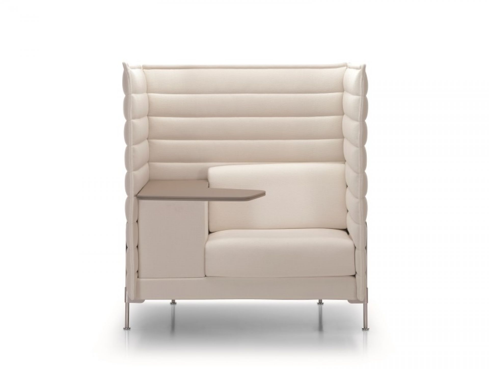 Beiger Alcove Highback Sessel von Vitra mit integriertem Tisch für Büro und Homeoffice.